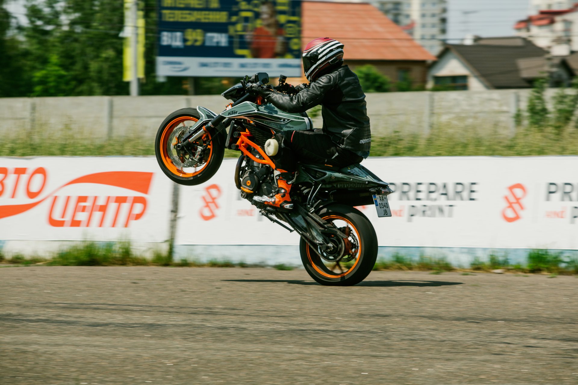 Мотоцикліст на дорозі